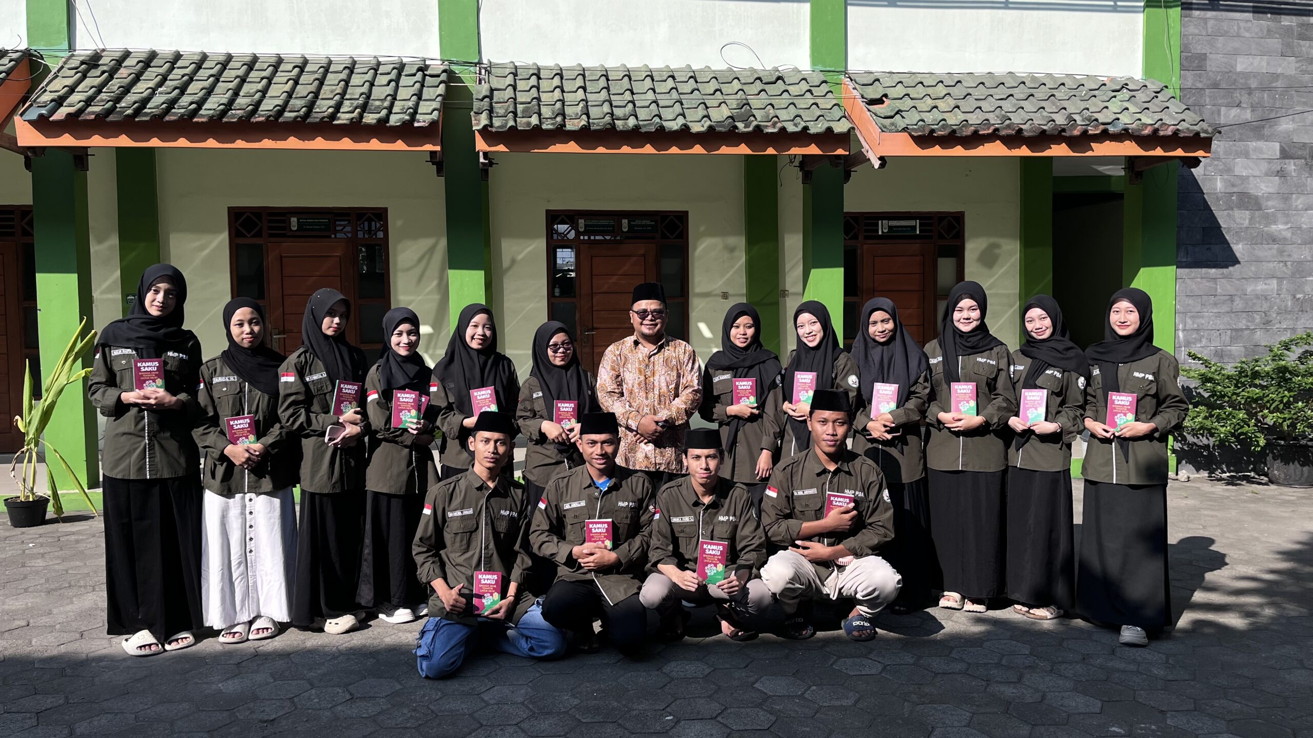 Mahasiswa PBA ISQI Sunan Pandanaran Yogyakarta Terbitkan Kamus Saku Bahasa Arab Tematik untuk MI/SD